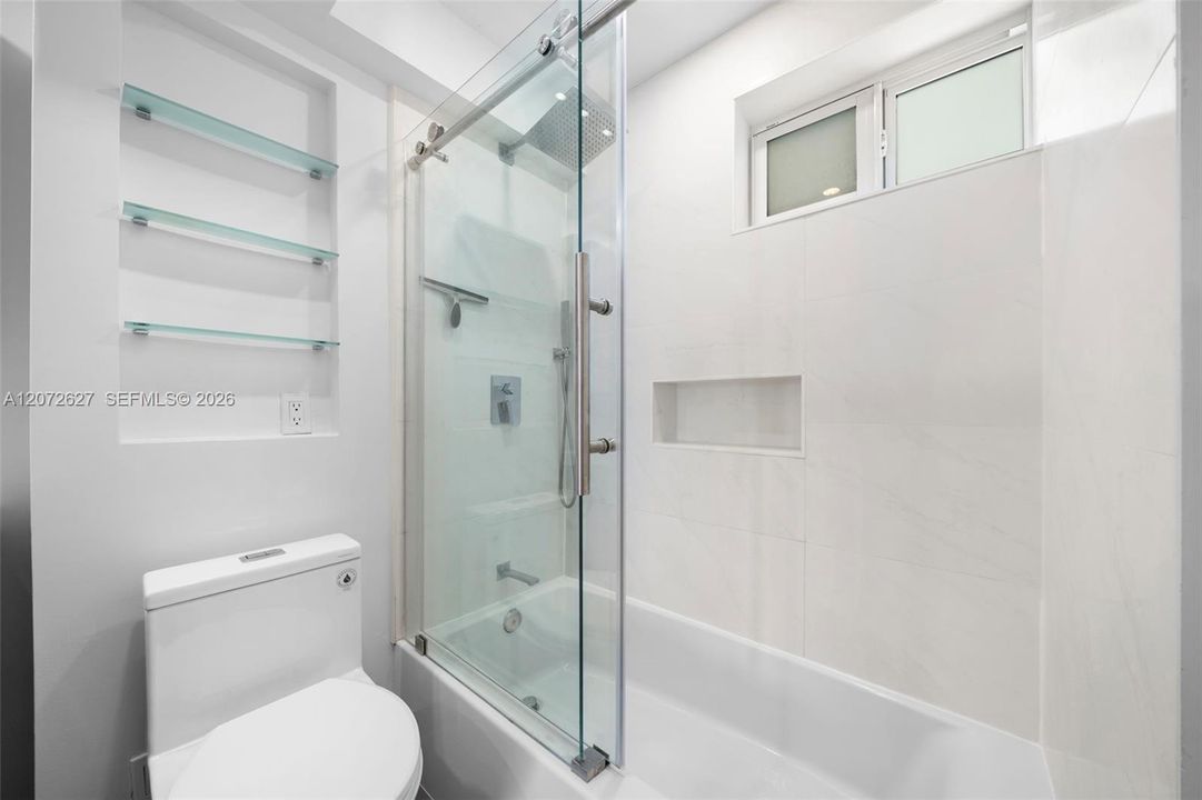 For Sale: $325,000 (1 beds, 1 baths, 727 Square Feet)