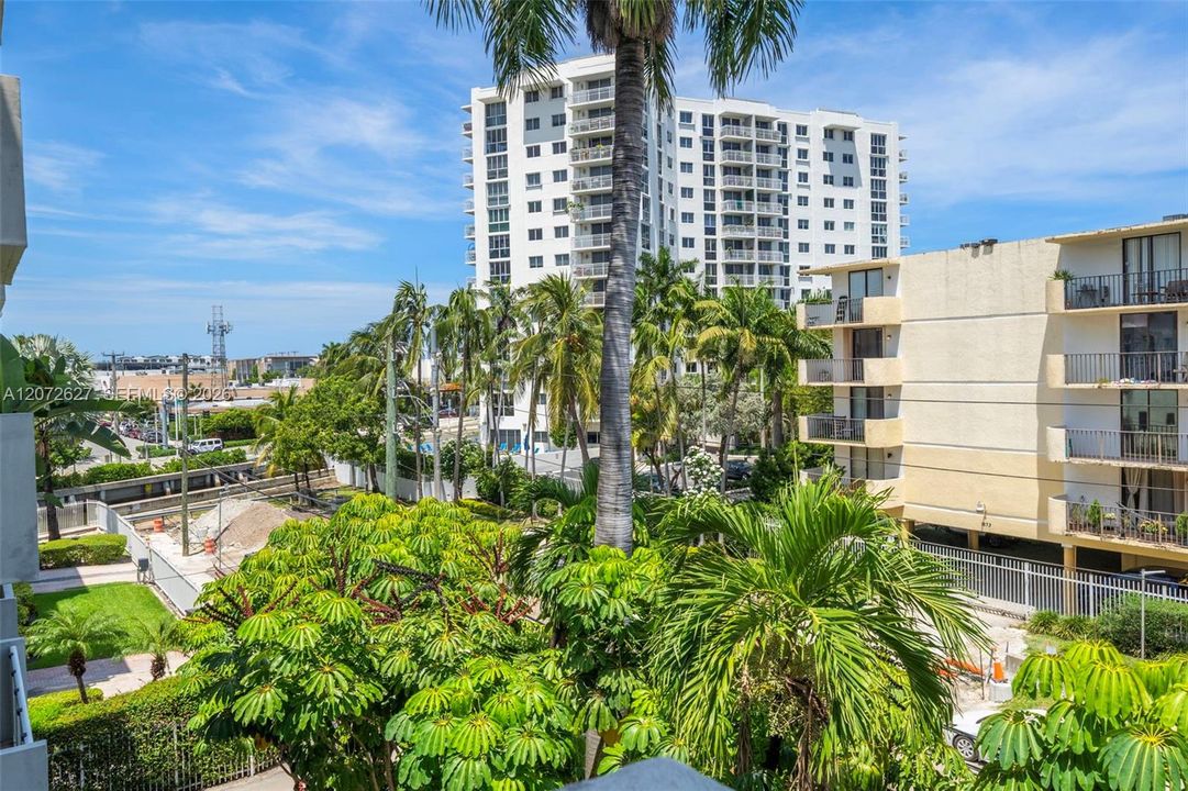 For Sale: $325,000 (1 beds, 1 baths, 727 Square Feet)