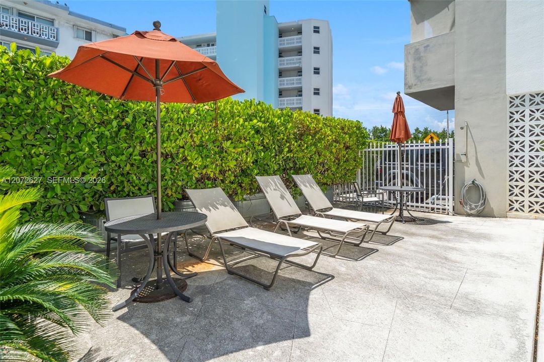 For Sale: $325,000 (1 beds, 1 baths, 727 Square Feet)