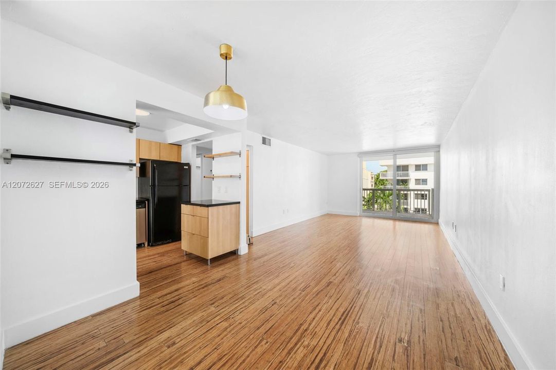 For Sale: $325,000 (1 beds, 1 baths, 727 Square Feet)