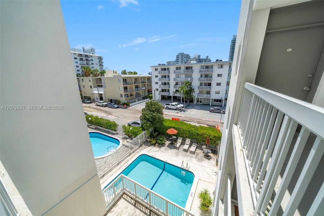 For Sale: $325,000 (1 beds, 1 baths, 727 Square Feet)