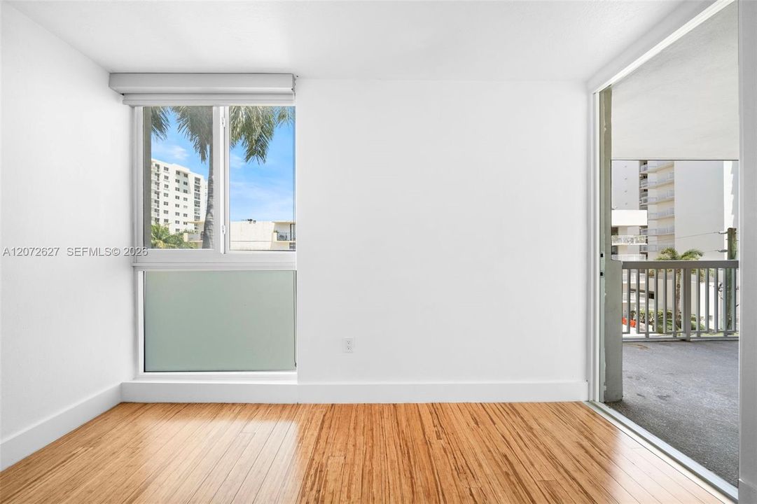For Sale: $325,000 (1 beds, 1 baths, 727 Square Feet)