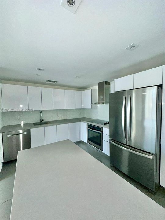 В аренду: $3,600 (2 спален, 2 ванн, 882 Квадратных фут)