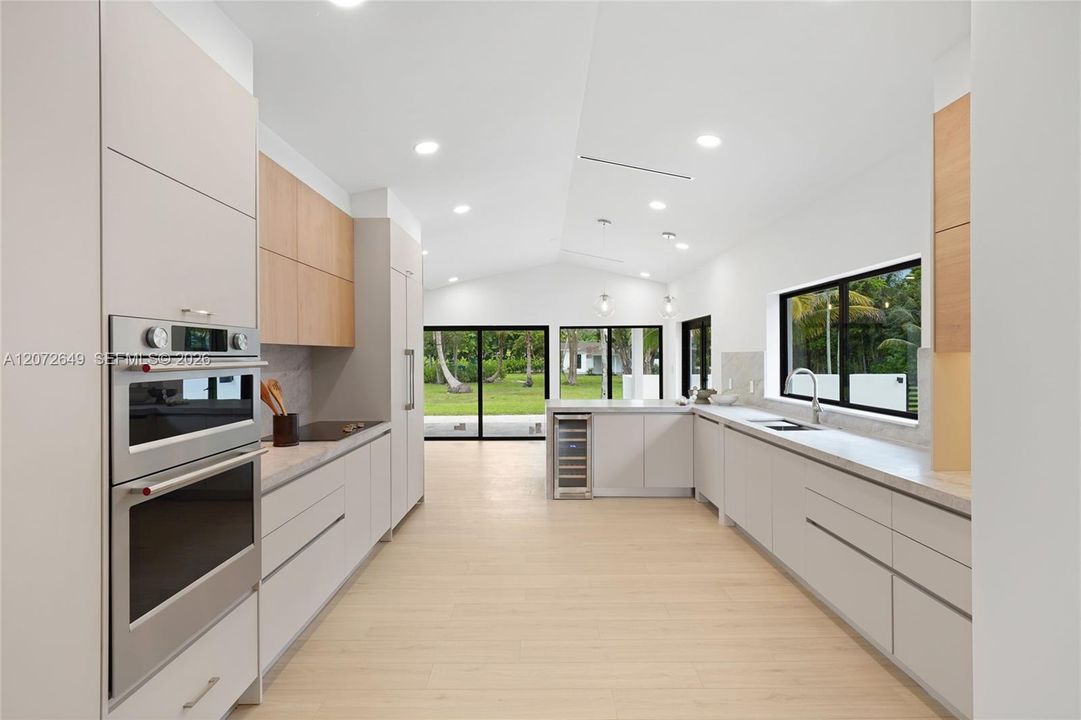 For Sale: $3,950,000 (5 beds, 5 baths, 5718 Square Feet)