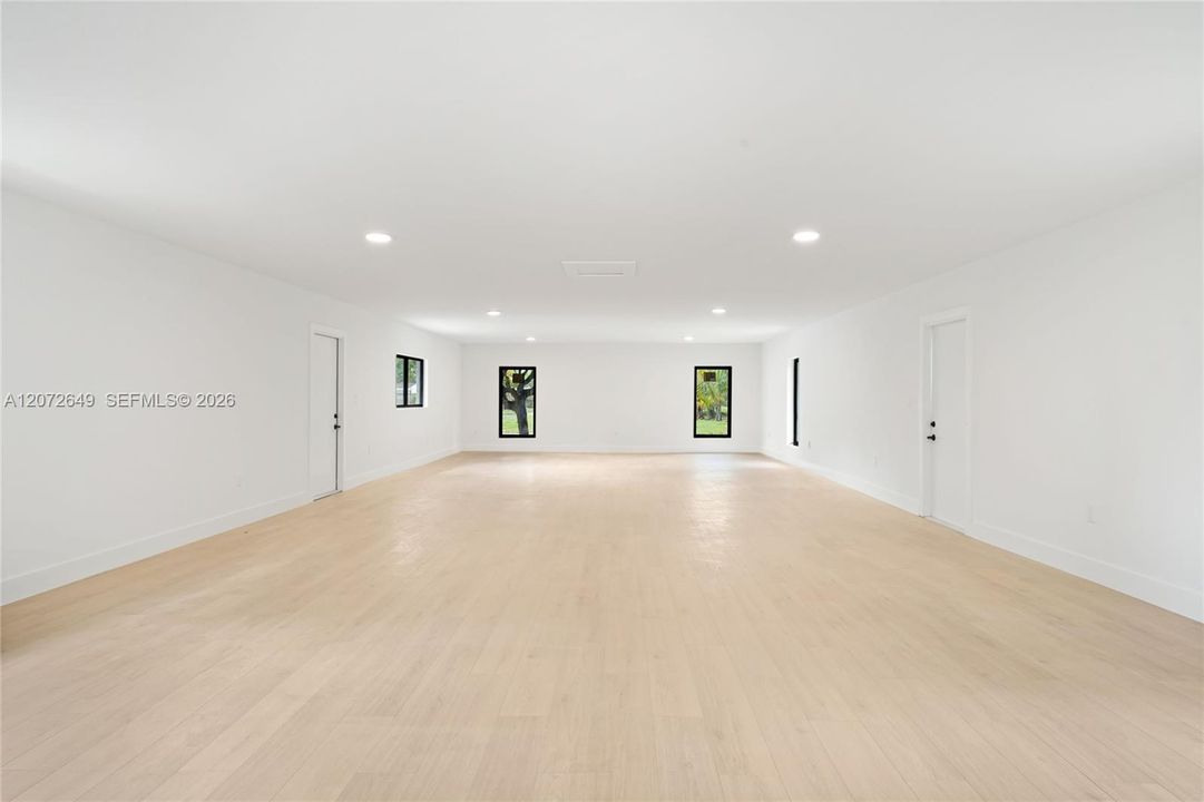 For Sale: $3,950,000 (5 beds, 5 baths, 5718 Square Feet)