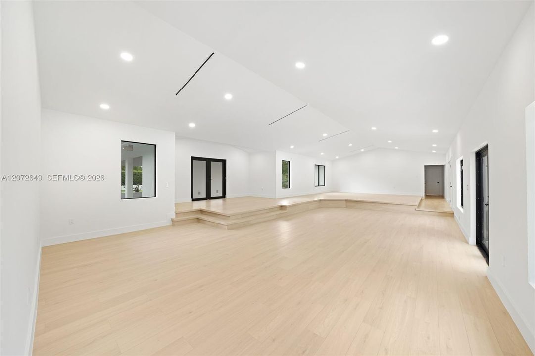 For Sale: $3,950,000 (5 beds, 5 baths, 5718 Square Feet)