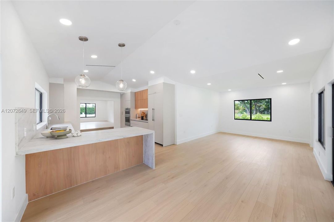 For Sale: $3,950,000 (5 beds, 5 baths, 5718 Square Feet)