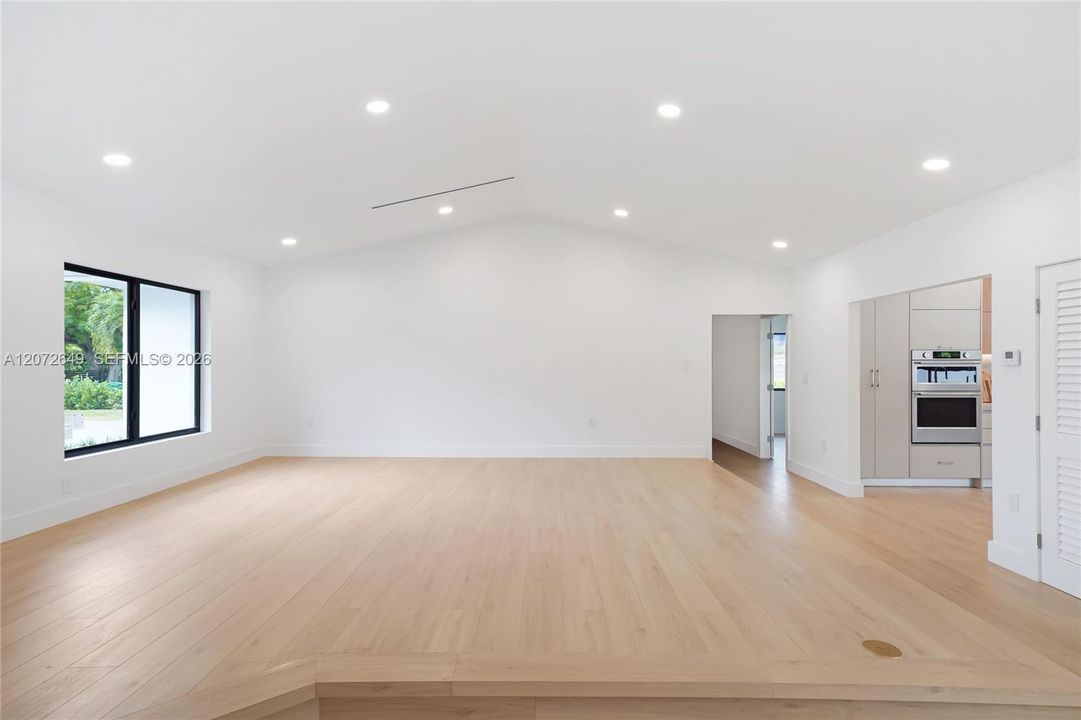 For Sale: $3,950,000 (5 beds, 5 baths, 5718 Square Feet)