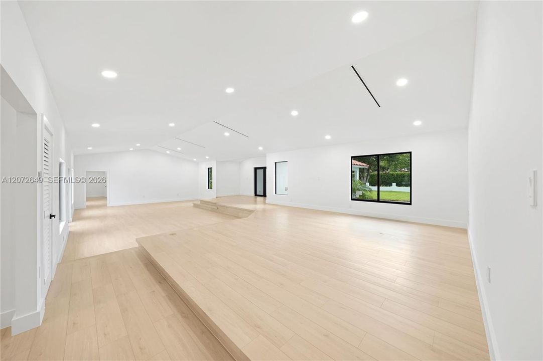 For Sale: $3,950,000 (5 beds, 5 baths, 5718 Square Feet)