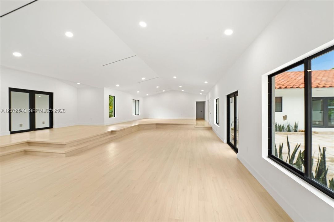 For Sale: $3,950,000 (5 beds, 5 baths, 5718 Square Feet)