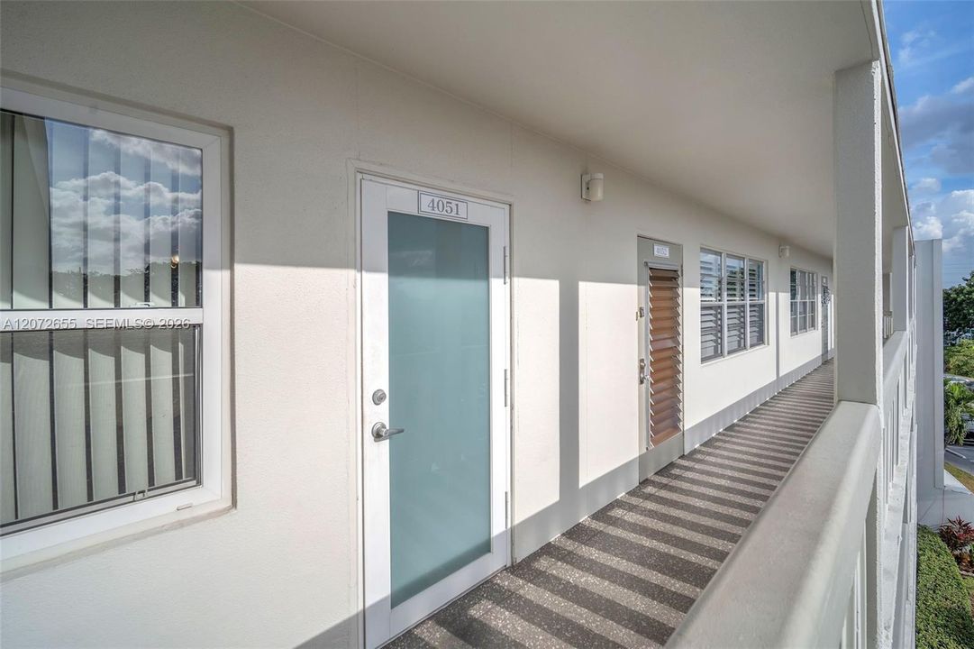 For Sale: $68,000 (1 beds, 1 baths, 738 Square Feet)