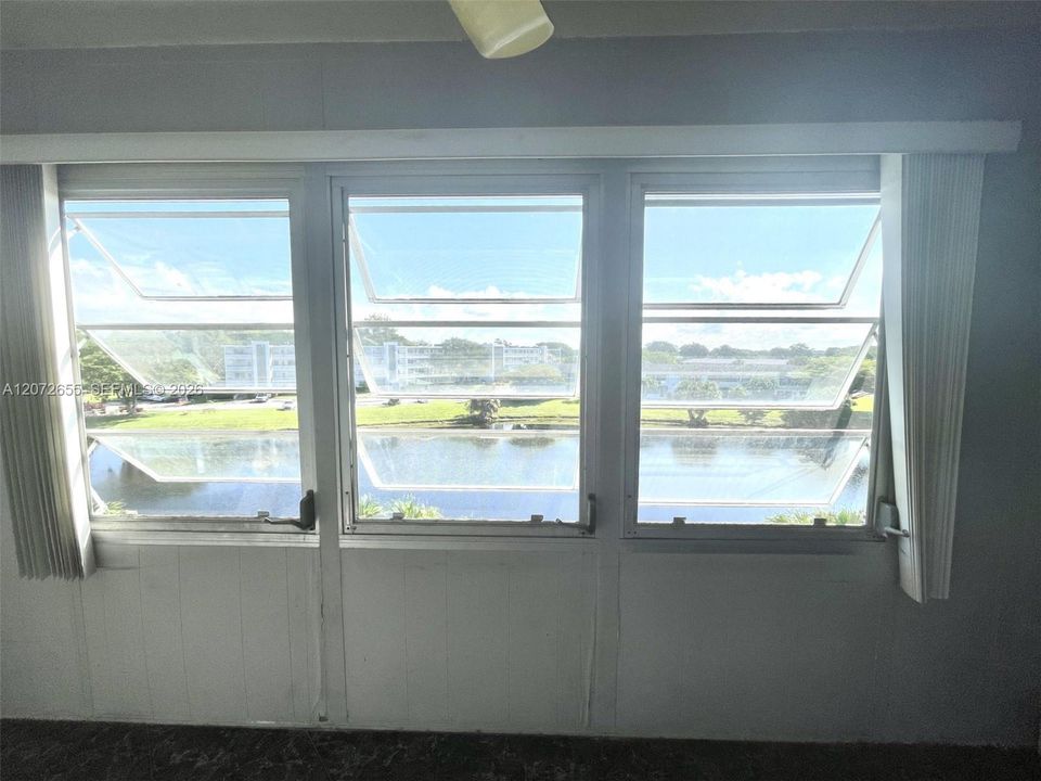For Sale: $68,000 (1 beds, 1 baths, 738 Square Feet)