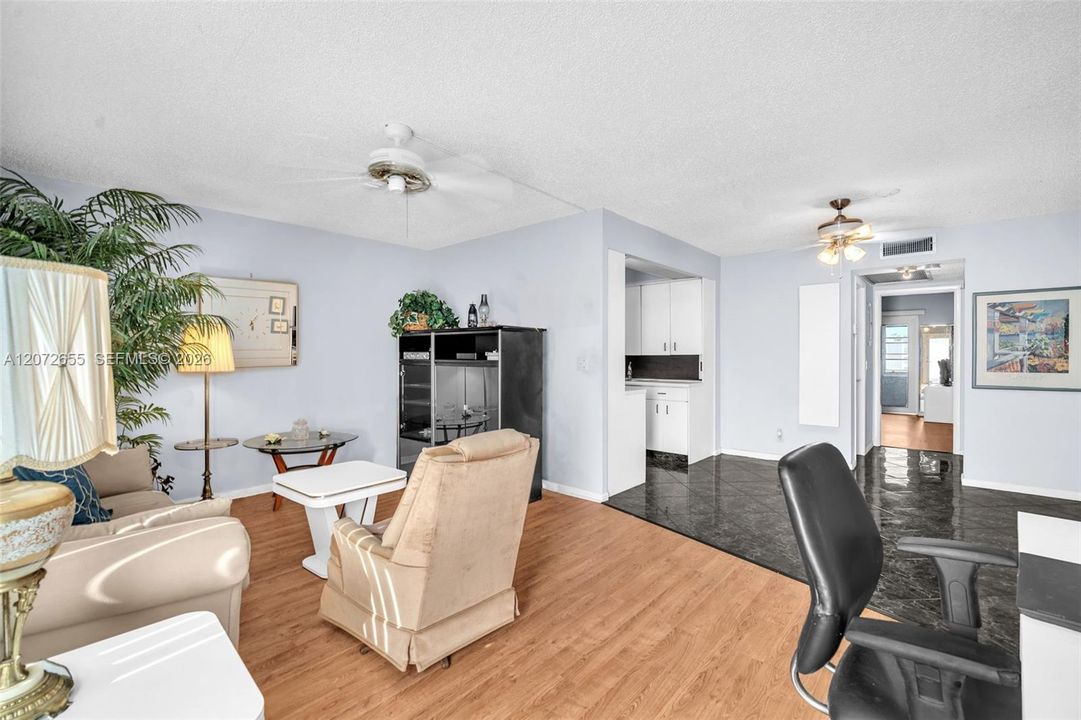 For Sale: $68,000 (1 beds, 1 baths, 738 Square Feet)