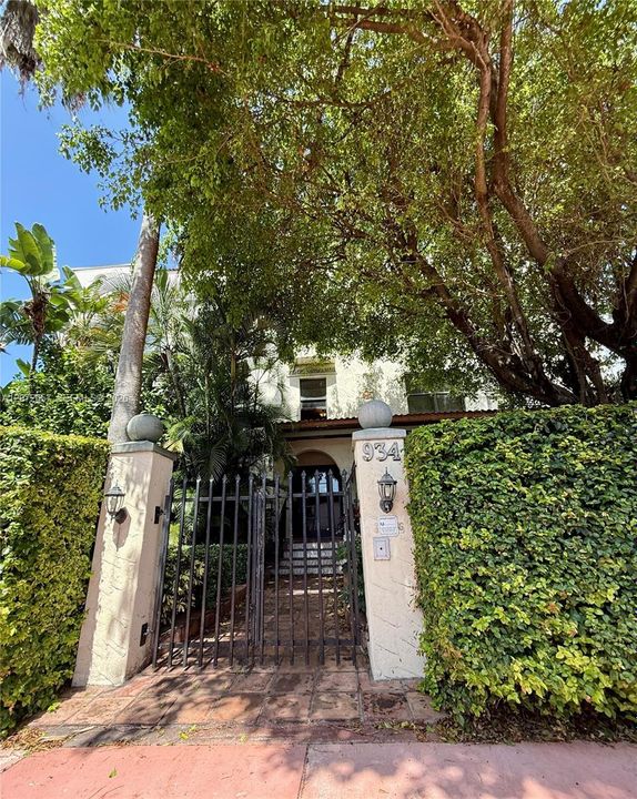 For Rent: $2,400 (1 beds, 1 baths, 660 Square Feet)