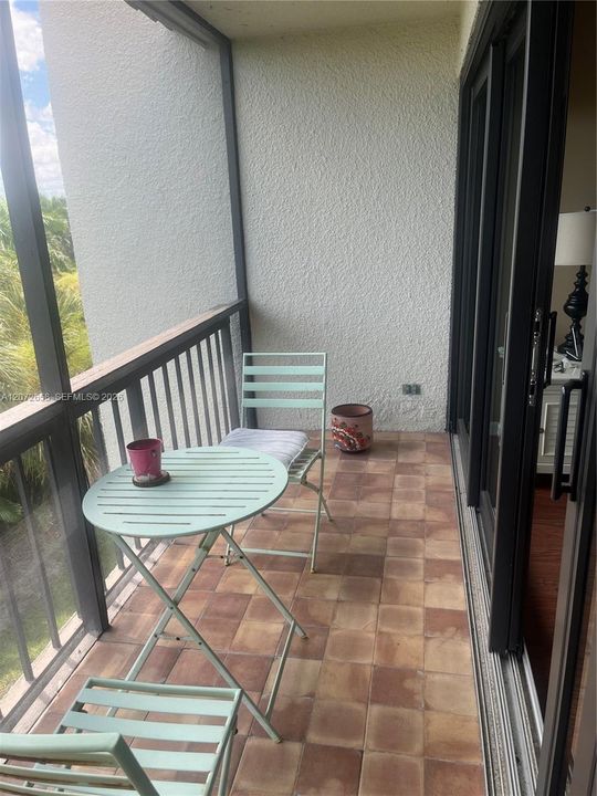 For Sale: $165,000 (2 beds, 2 baths, 1042 Square Feet)