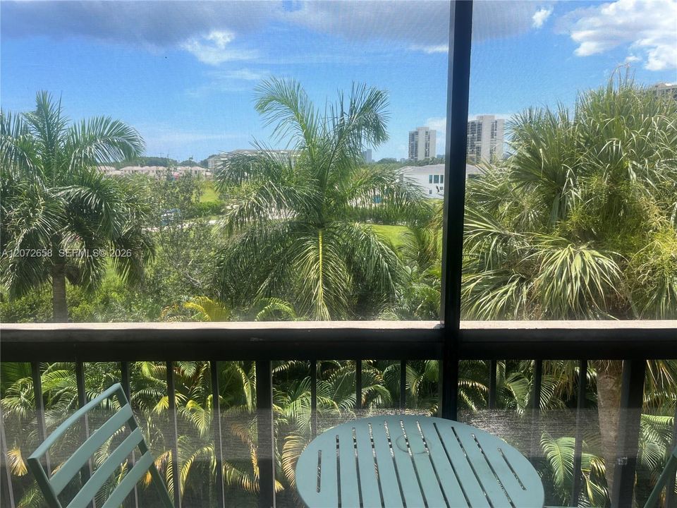 For Sale: $165,000 (2 beds, 2 baths, 1042 Square Feet)