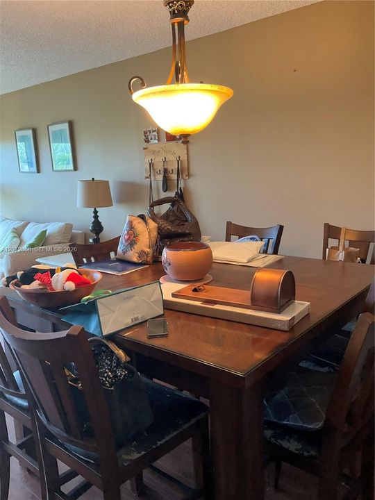 For Sale: $165,000 (2 beds, 2 baths, 1042 Square Feet)