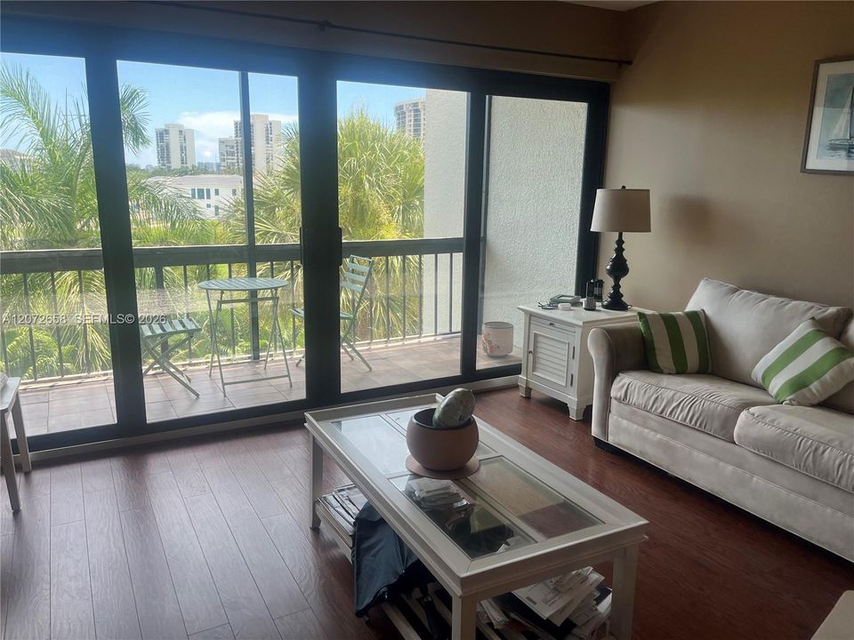 For Sale: $165,000 (2 beds, 2 baths, 1042 Square Feet)
