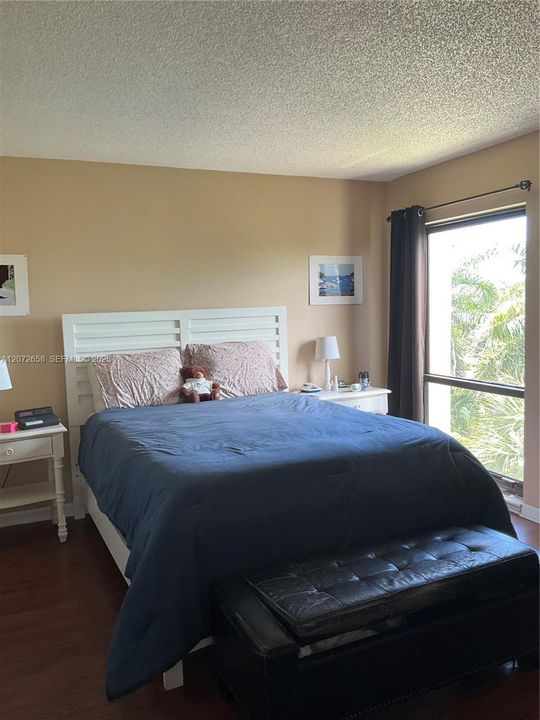 For Sale: $165,000 (2 beds, 2 baths, 1042 Square Feet)