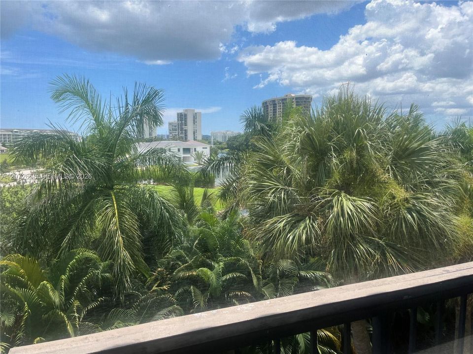 For Sale: $165,000 (2 beds, 2 baths, 1042 Square Feet)