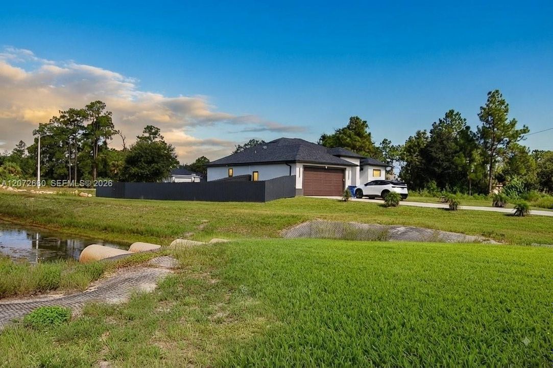 Side view canal, corner unit max privacy