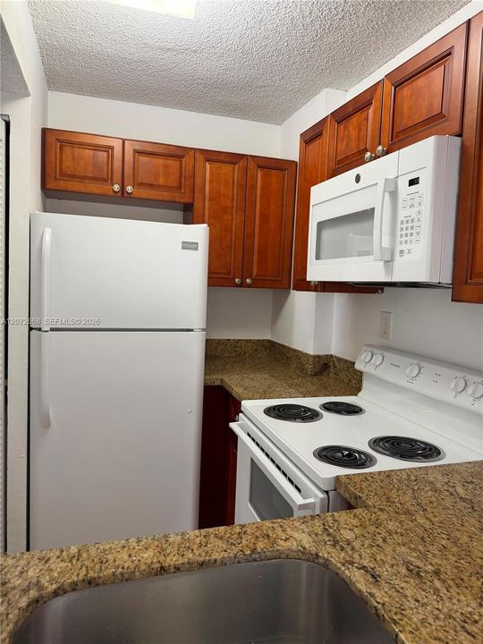For Rent: $2,150 (2 beds, 2 baths, 870 Square Feet)