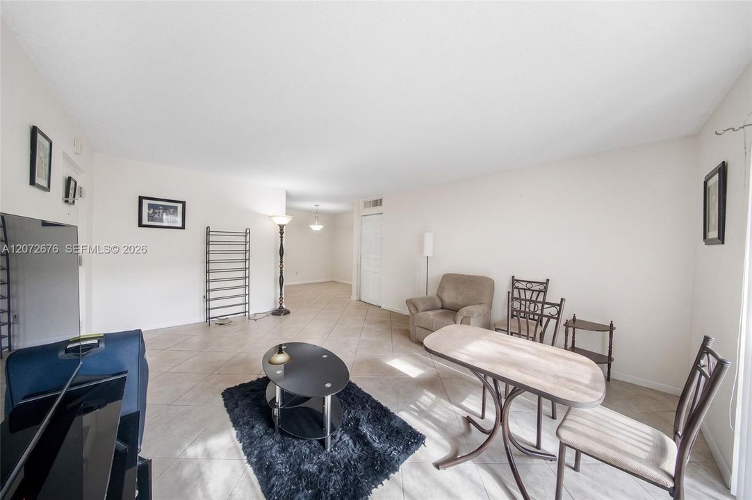 For Rent: $1,800 (1 beds, 1 baths, 709 Square Feet)