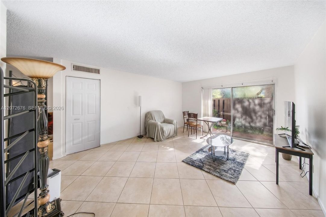 For Rent: $1,800 (1 beds, 1 baths, 709 Square Feet)