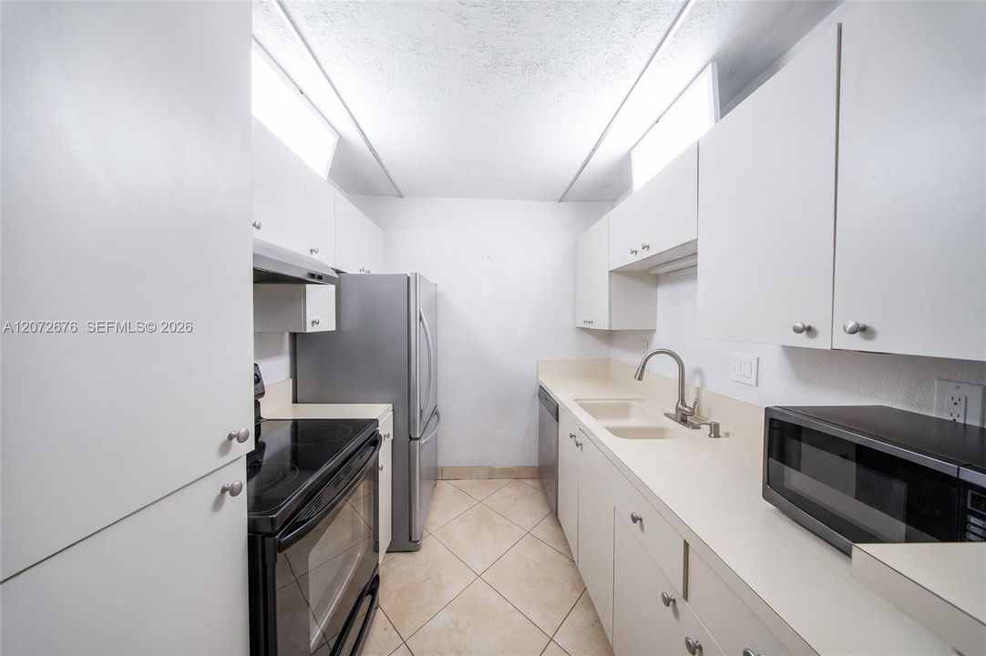 For Rent: $1,800 (1 beds, 1 baths, 709 Square Feet)