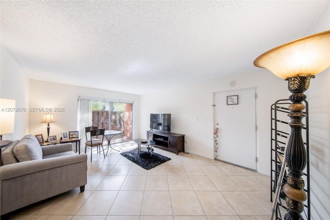 For Rent: $1,800 (1 beds, 1 baths, 709 Square Feet)
