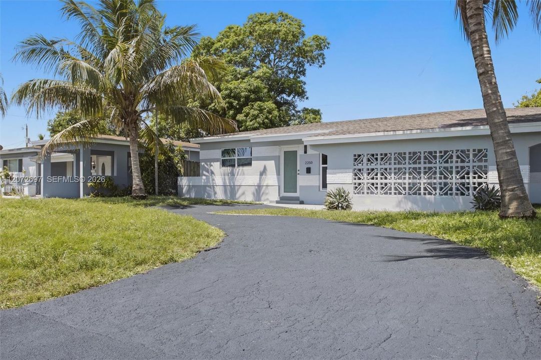 For Sale: $595,000 (3 beds, 2 baths, 1296 Square Feet)