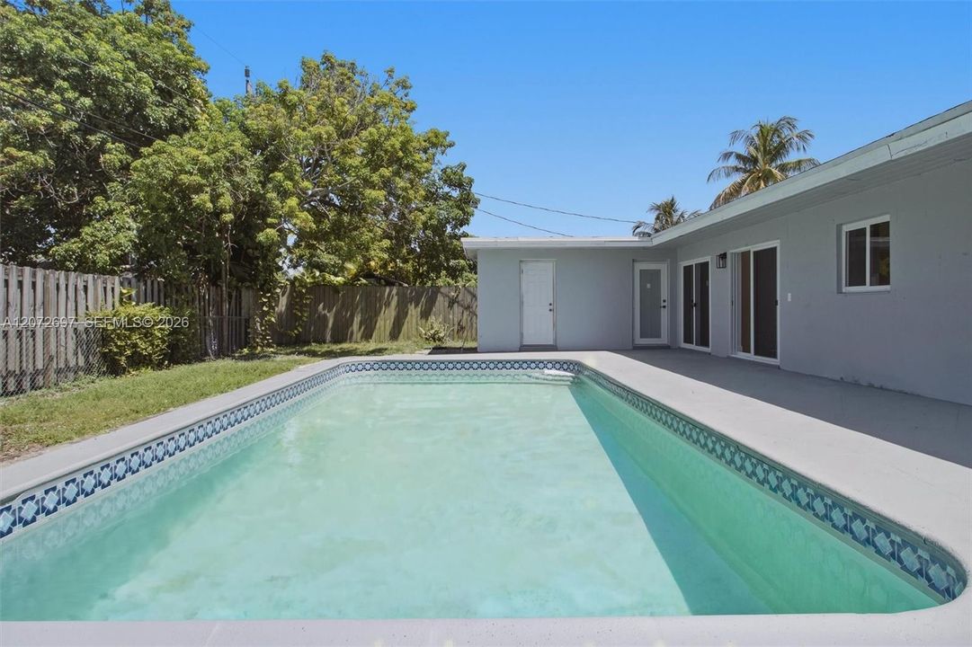 For Sale: $595,000 (3 beds, 2 baths, 1296 Square Feet)