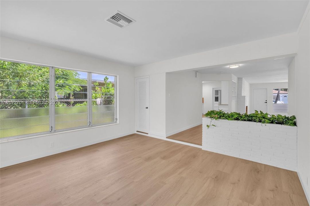 На продажу: $459,990 (3 спален, 2 ванн, 1645 Квадратных фут)