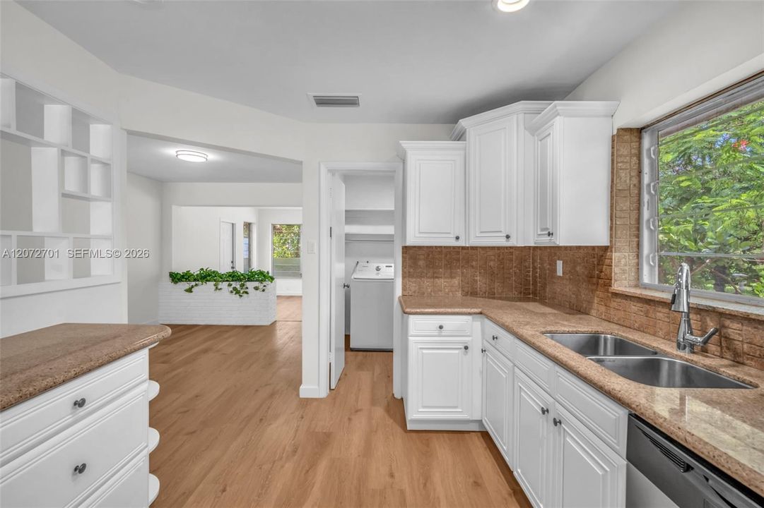 На продажу: $459,990 (3 спален, 2 ванн, 1645 Квадратных фут)