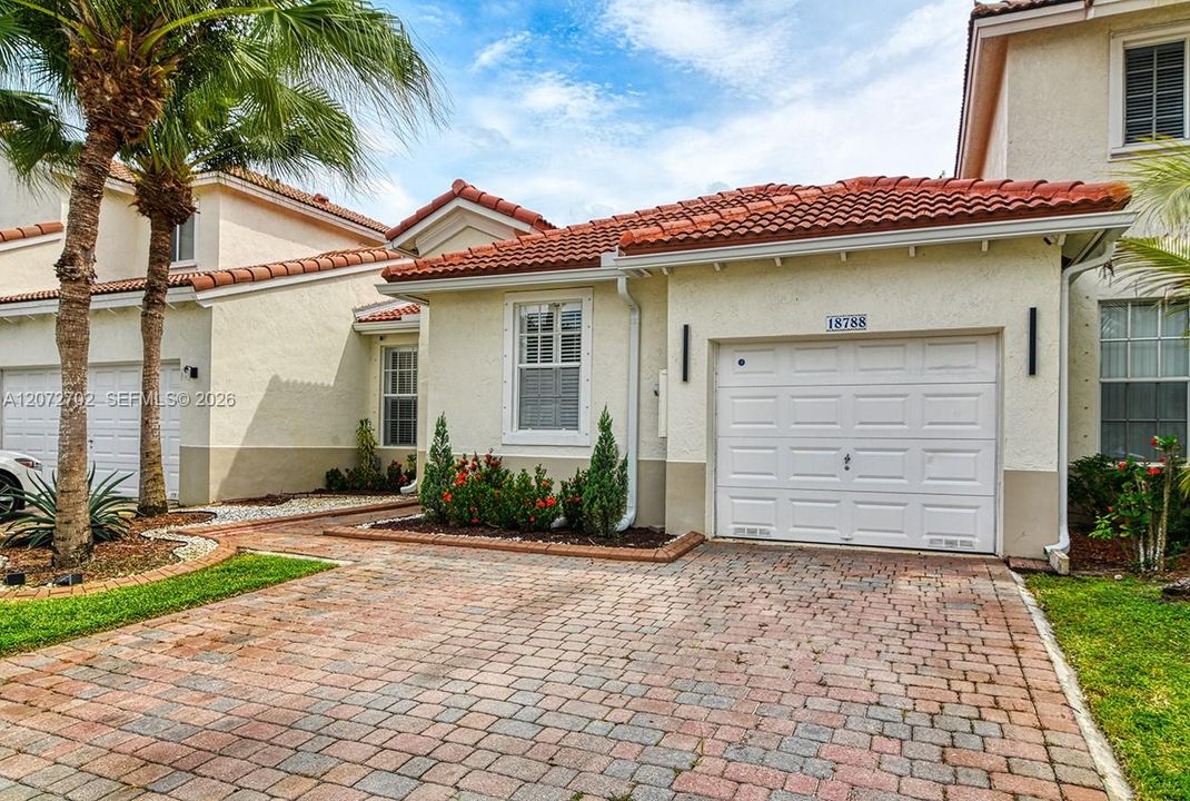 For Sale: $529,900 (3 beds, 2 baths, 1178 Square Feet)