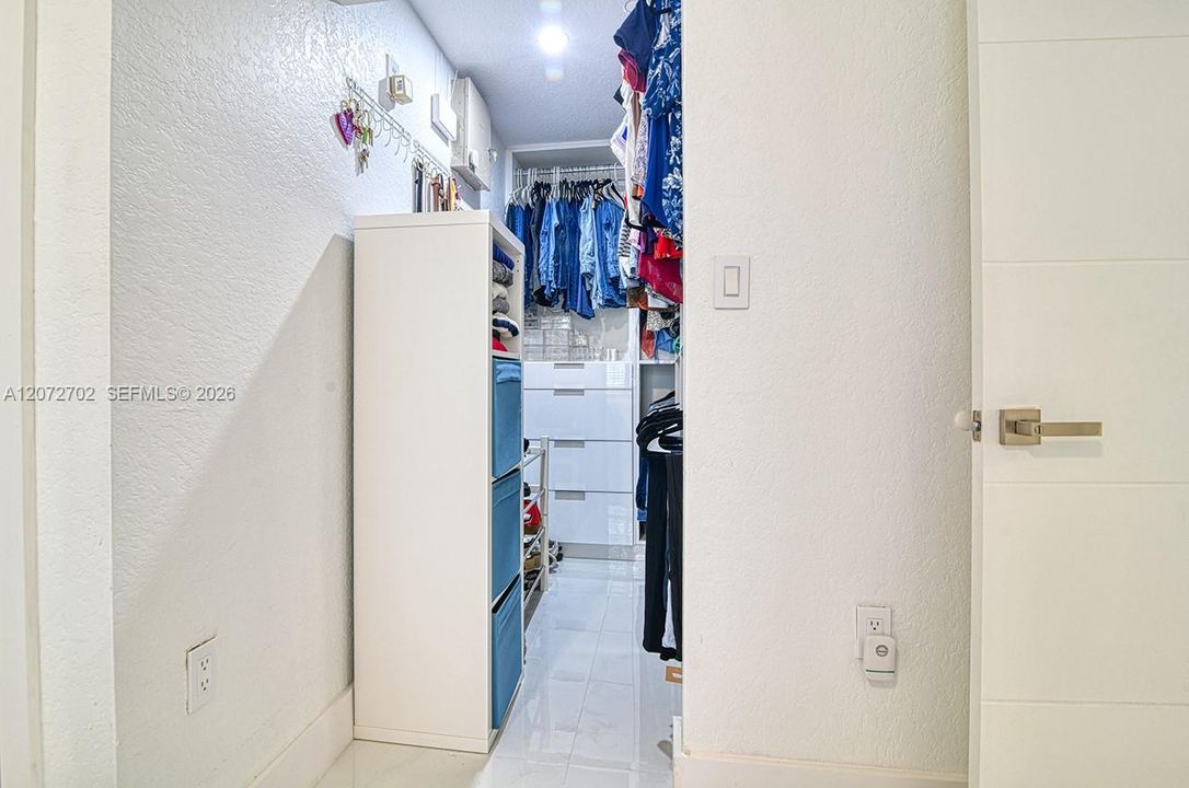 For Sale: $529,900 (3 beds, 2 baths, 1178 Square Feet)