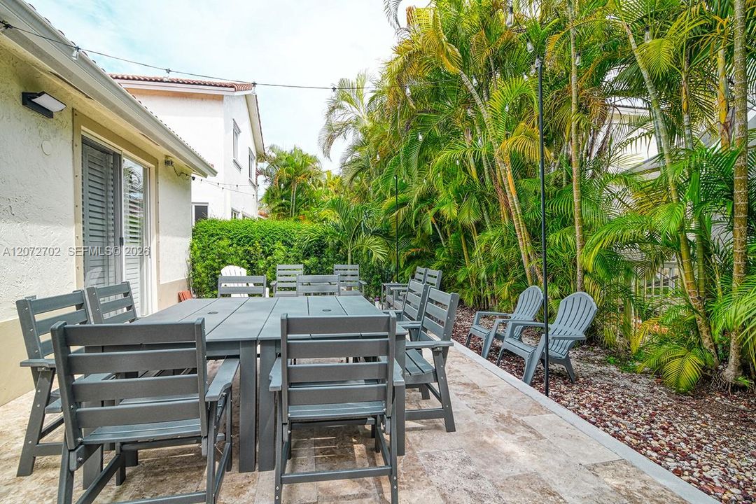 For Sale: $529,900 (3 beds, 2 baths, 1178 Square Feet)
