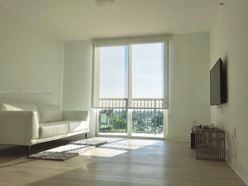 BEAUTIFUL AND BRIGHT LIVING ROOM AREA