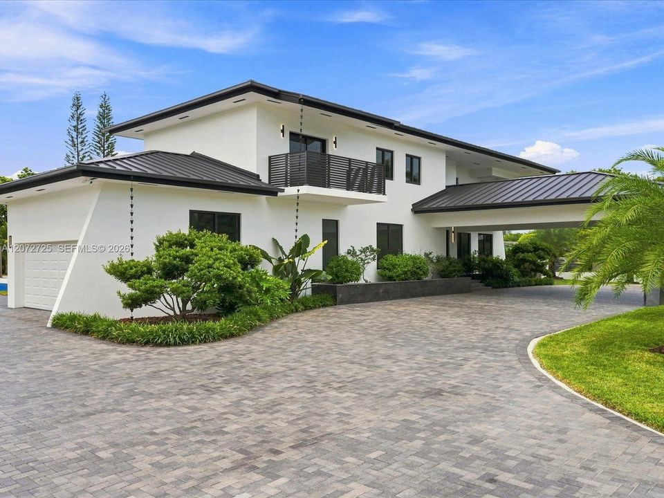 For Sale: $5,499,000 (8 beds, 5 baths, 7061 Square Feet)