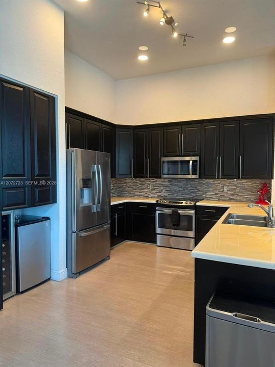 For Sale: $949,900 (4 beds, 2 baths, 2702 Square Feet)