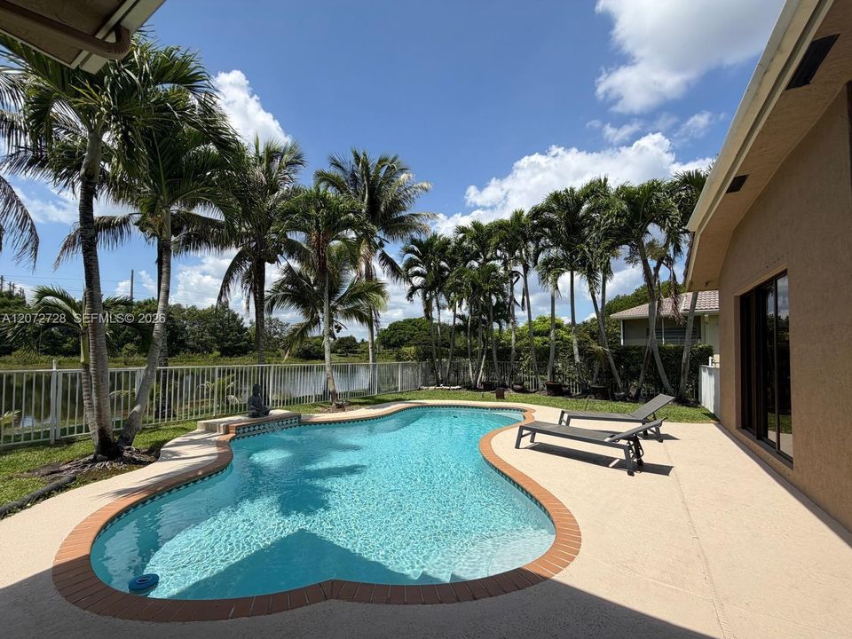For Sale: $949,900 (4 beds, 2 baths, 2702 Square Feet)