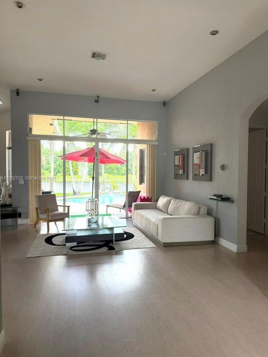 For Sale: $949,900 (4 beds, 2 baths, 2702 Square Feet)