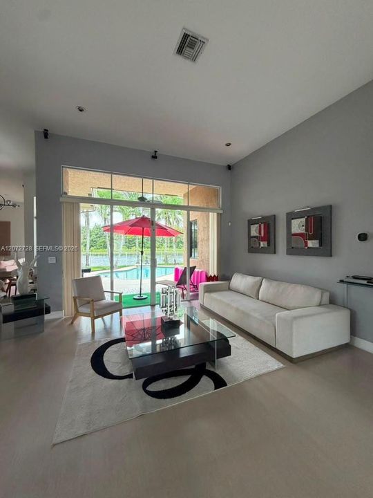 For Sale: $949,900 (4 beds, 2 baths, 2702 Square Feet)