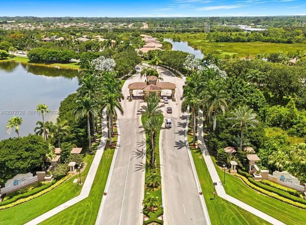 For Sale: $949,900 (4 beds, 2 baths, 2702 Square Feet)