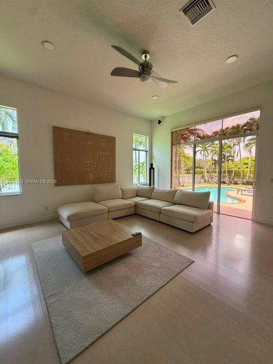 For Sale: $949,900 (4 beds, 2 baths, 2702 Square Feet)
