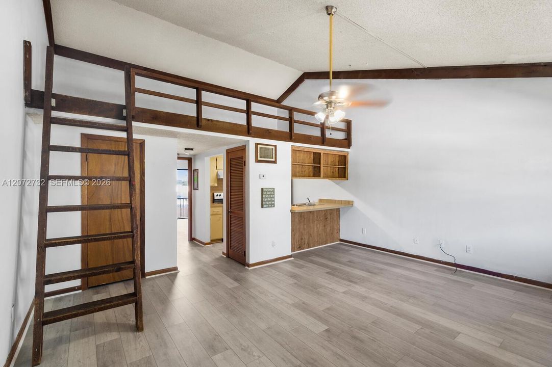 For Rent: $1,375 (2 beds, 1 baths, 800 Square Feet)