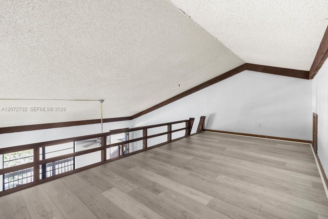 For Rent: $1,375 (2 beds, 1 baths, 800 Square Feet)