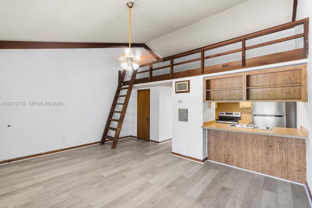 For Rent: $1,375 (2 beds, 1 baths, 800 Square Feet)