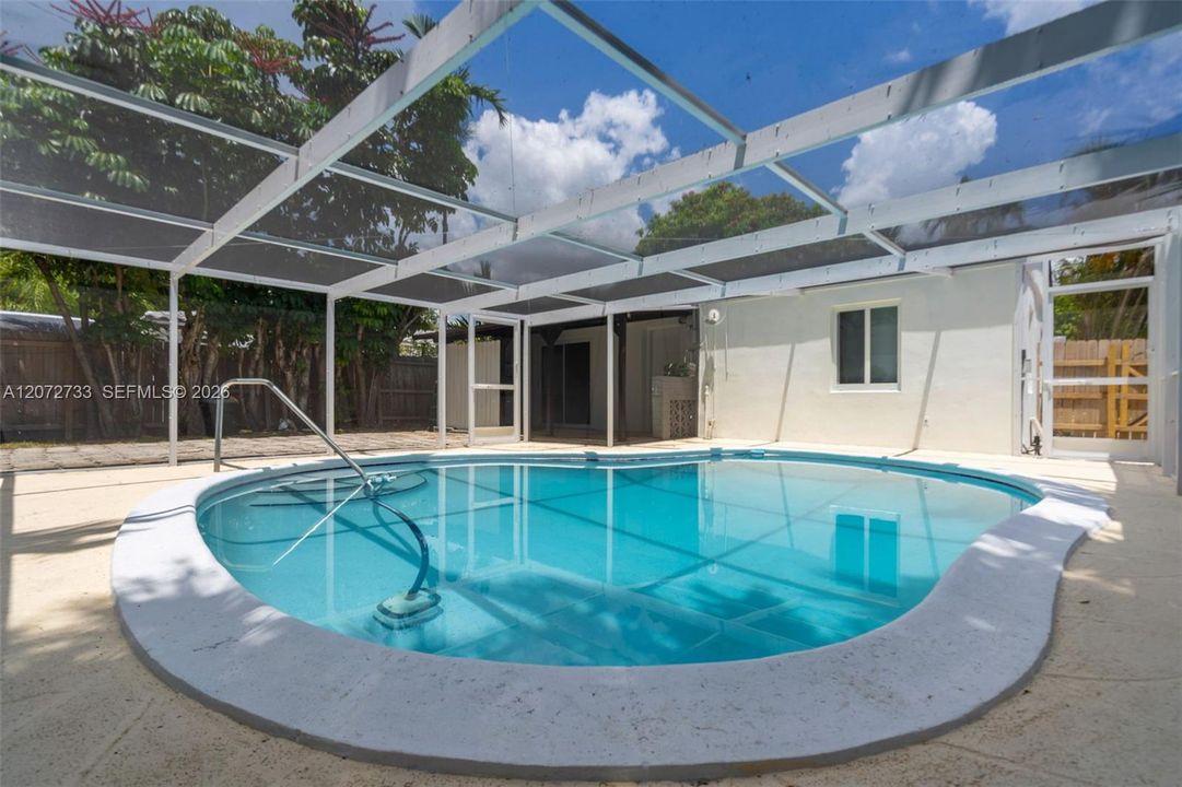 For Sale: $650,000 (3 beds, 2 baths, 1136 Square Feet)