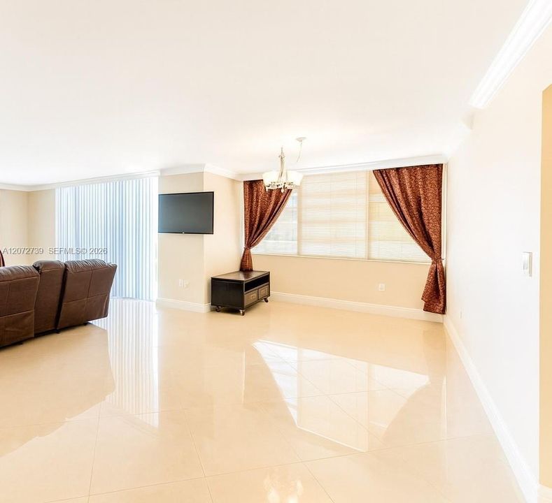 В аренду: $2,400 (0 спален, 0 ванн, 1300 Квадратных фут)